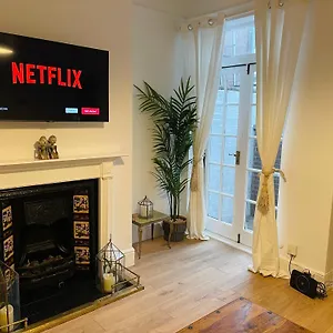 Newly Refurbished Centre House With Parking , Exeter United Kingdom